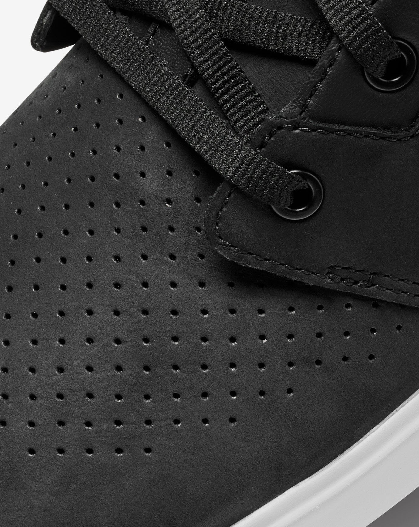 The Modern Chukka Shoes/Black